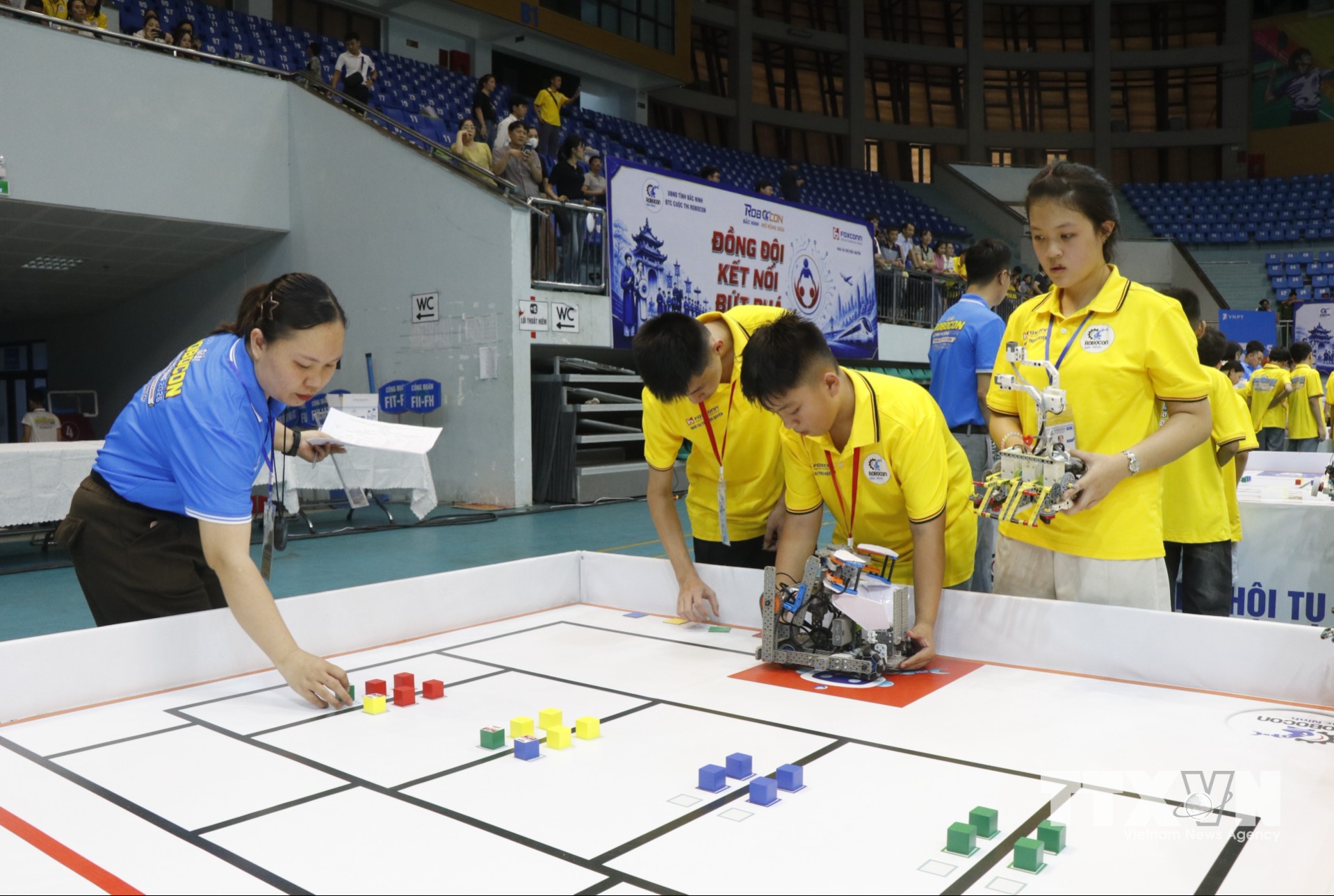 Giải Robocon giúp học sinh Bắc Ninh hào hứng tham gia nghiên cứu khoa học. (Ảnh: Thanh Thương/TTXVN)
